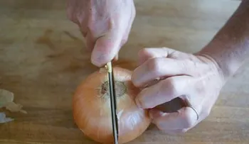 Toma una cebolla, pícala por la mitad y frótala por las manos: el resultado será genial. Sin desperdicios