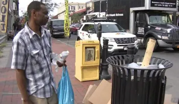 Este hombre sin hogar buscaba una mochila pero encontró cinco bombas y se convirtió en un héroe