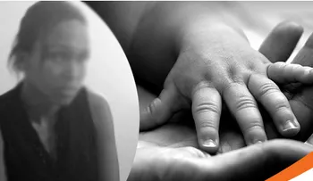 Una  }madre ahorca su bebé de cinco meses
