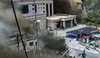 Inundación repentina en la frontera de Nepal y China captada en video de seguridad
