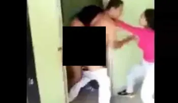 Agarra a su esposo y a la amante desnudos y se arma una "bronca"