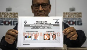 Los peruanos eligen a su próximo presidente en segunda vuelta electoral