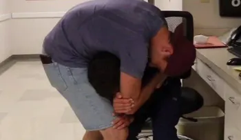Sorpresivo acto de amor; le da una nueva vida a su mejor amigo