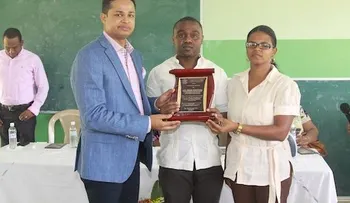 Comunitarios otorgan reconocimiento a Omar Guevara