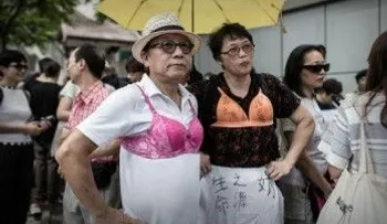 Habitantes de Hong Kong apoyan mujer condenada por usar los senos como arma