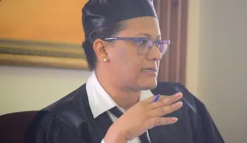 Jueza llama â??chicaneraâ? y â??bachillerâ? a abogada Aduanas y la saca de audiencia 