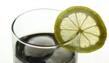 Verdades y mitos del agua con limón 