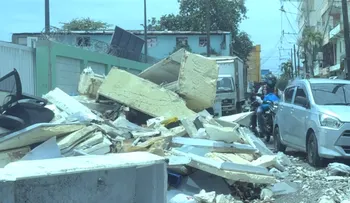 Basura complica el tránsito de vehículos y peatones en el Gran Santo Domingo