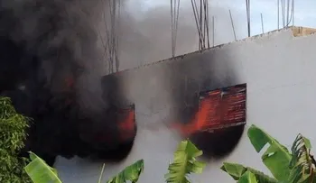Fuego afecta empresa de envío de artículos en Santiago