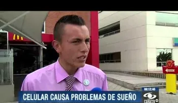 Mira lo que pasa en tu cuerpo cuando duermes cerca del teléfono (VIDEO)
