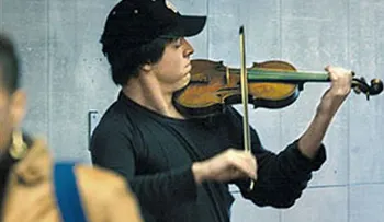 Logran aliviar el cáncer a niños tocando violín y maracas