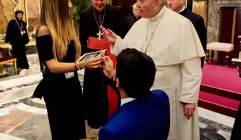 Venezolano le pide matrimonio a su novia en audiencia privada con el papa Francisco