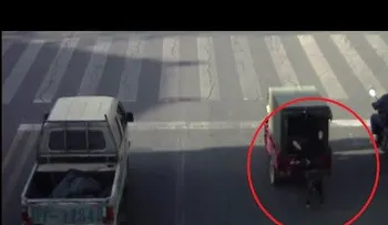 Un niño esquiva a la muerte bajo las ruedas de un auto