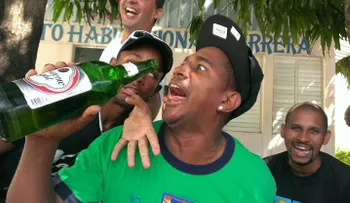 Beber mucho no significa ser alcohólico