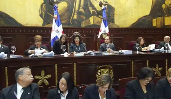 Asamblea Nacional proclama a presidente Medina y vicepresidenta Cedeño