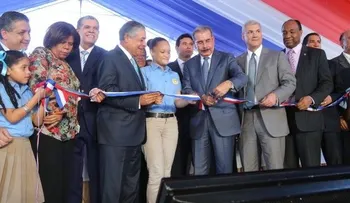 Presidente Medina inaugura escuela en Villa Consuelo