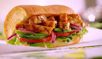 El extraño componente de los emparedados de pollo Subway: mitad carne... mitad "otra cosa"