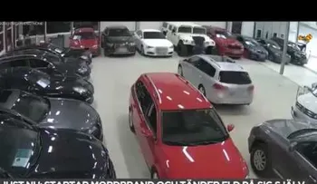 IMAGENES PUEDEN SER SENSIBLES: Prende fuego a coches de lujo y acaba envuelto en llamas
