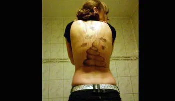  En una extraña venganza, mujer se arranca tatuaje y lo envía por correo a novio infiel