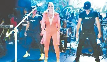 Miriam Cruz y Los Pepes alegran carnaval Santo Domingo Este