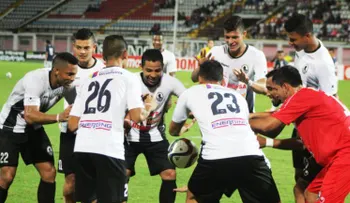 Futbolista venezolano celebra gol haciendo levitar el balón en el aire