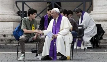 El papa sorprende al confesar a varios jóvenes en la Plaza San Pedro