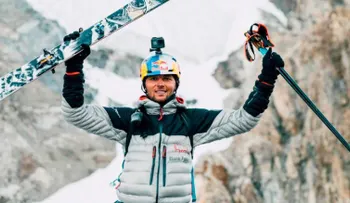 Este hombre es el 1ro en esquiar desde la cima del K2, la segunda montaña más alta del mundo