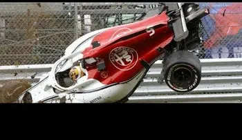 Un piloto sale ileso de un espectacular accidente