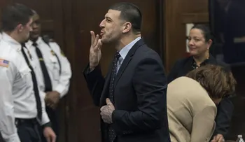 Las notas que revelaron secretos dejado por Aaron Hernandez; habría dejado una para amante gay 