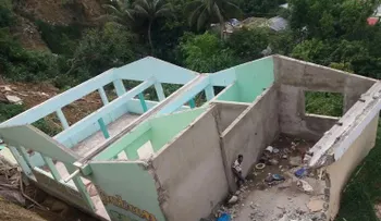Se derrumba una pensión y una cafetería en comunidad de Santiago