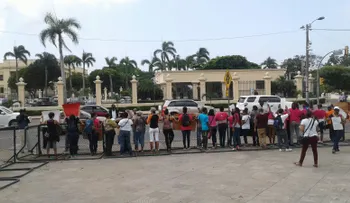 Organizaciones feministas protestan frente al Palacio Nacional