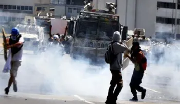 Ola de protestas en Venezuela ha dejado un policía muerto y casi 300 heridos            