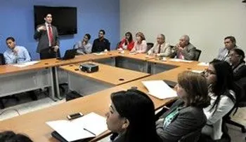 Industria y Comercio realiza Primer Panel de Economía de 2015