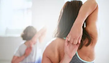 Posturas de yoga que tonifican el busto y evitan que se caigan