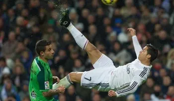 Cristiano Ronaldo hace una chilena para la historia y el Real Madrid golea a la Juventus