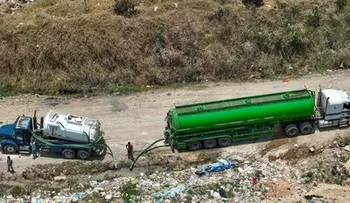 Camiones vierten materia fecal a cielo abierto en vertedero Duquesa