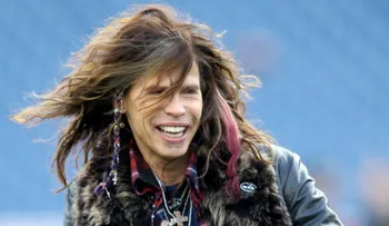 Steven Tyler canta a dúo con músico callejero en Moscú