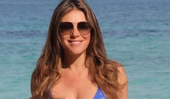 El increíble cuerpo de Elizabeth Hurley a los 51 años en un bikini infernal