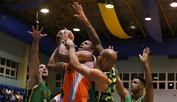 San Carlos gana segundo en línea al aplastar a Huellas del Siglo