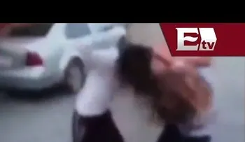 Video: Madre presencia pelea de su hija afuera de secundaria