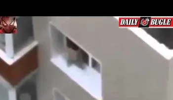 Video: Al filo de la muerte: un bebé camina por el borde de una ventana en lo alto de un edificio