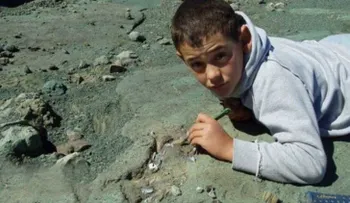 Mientras jugaba, este niño encontró algo capaz de cambiar los libros de ciencias naturales