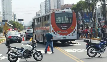 Mueren 10 al estrellarse autobús contra un árbol en Brasil, tras ser atacado por asaltantes