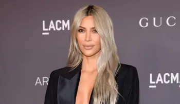 Kim Kardashian deja que su hija le tome una foto en topless y así reaccionó internet