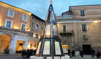 Un árbol de Navidad "inmoral" provoca la dimisión de un concejal en Italia