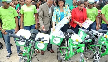 Margarita Cedeño distribuye libros en bicicletas