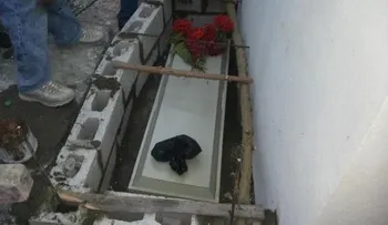 Madre lo deja solos y sus dos niños mueren quemados