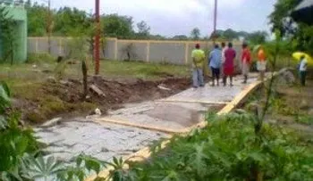 Lluvias derrumban pared de escuela en Los Alcarrizos