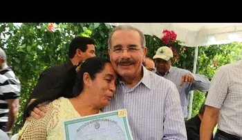 Presidente Medina entrega títulos de tierras en Higüey y Hato Mayor