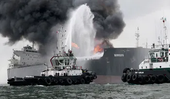 Un buque con 160.000 barriles de gasolina y diesel arde frente a costas de Veracruz